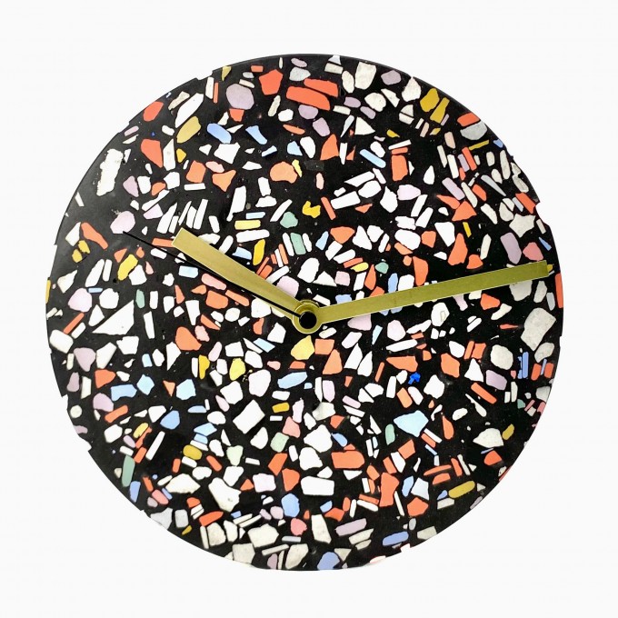 Terrazzo Wanduhr mit Uhrzeiger aus Messing / schwarz-mixte / objet vague