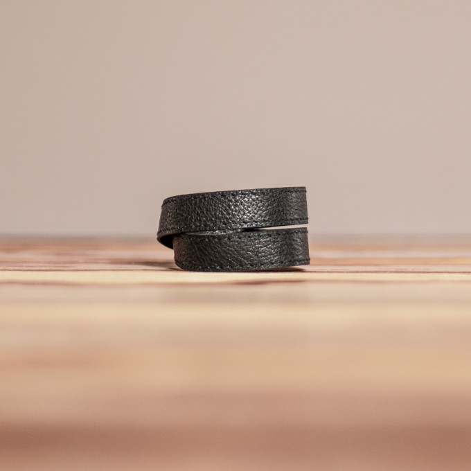 LEDERJUNGE – Wickelarmband, Armband »LIZ« aus Rhabarberleder (schwarz)