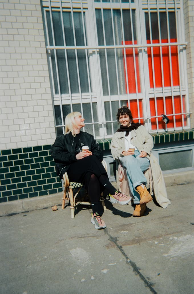 Maria und Lisanne von beherzt mit Kaffee in der Hand